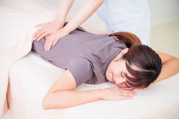 サロンで活かせるリセットボディケアの背部・腰部施術風景