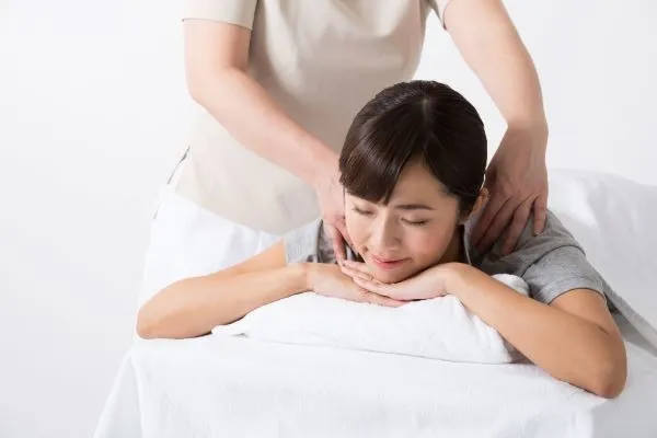 DVD教材で学んだ揉みほぐし手技を丁寧に実演するセラピストの様子