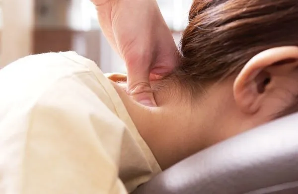 全身の凝りに無理のない手技でアプローチするリセットボディケアの施術風景