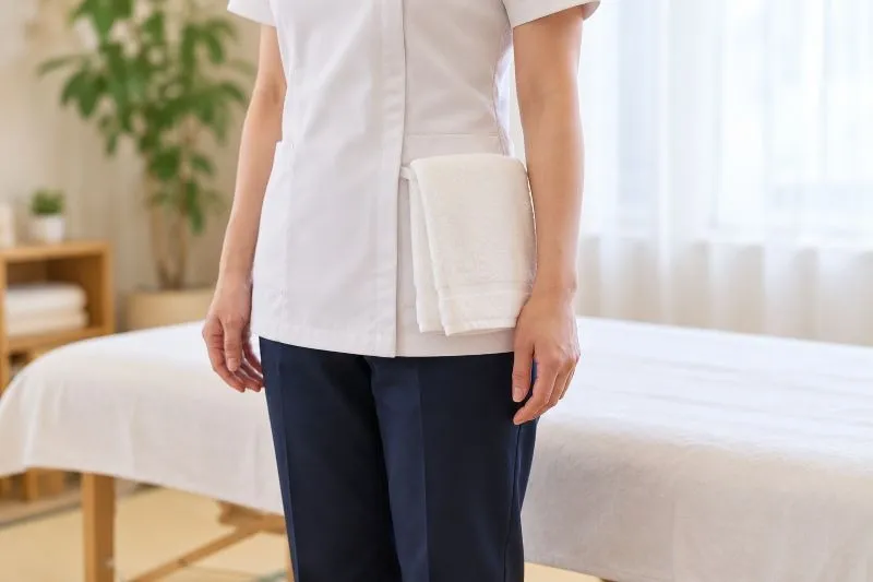 施術者の手汗と額の汗：受け手に付けない拭き方と替えの上衣